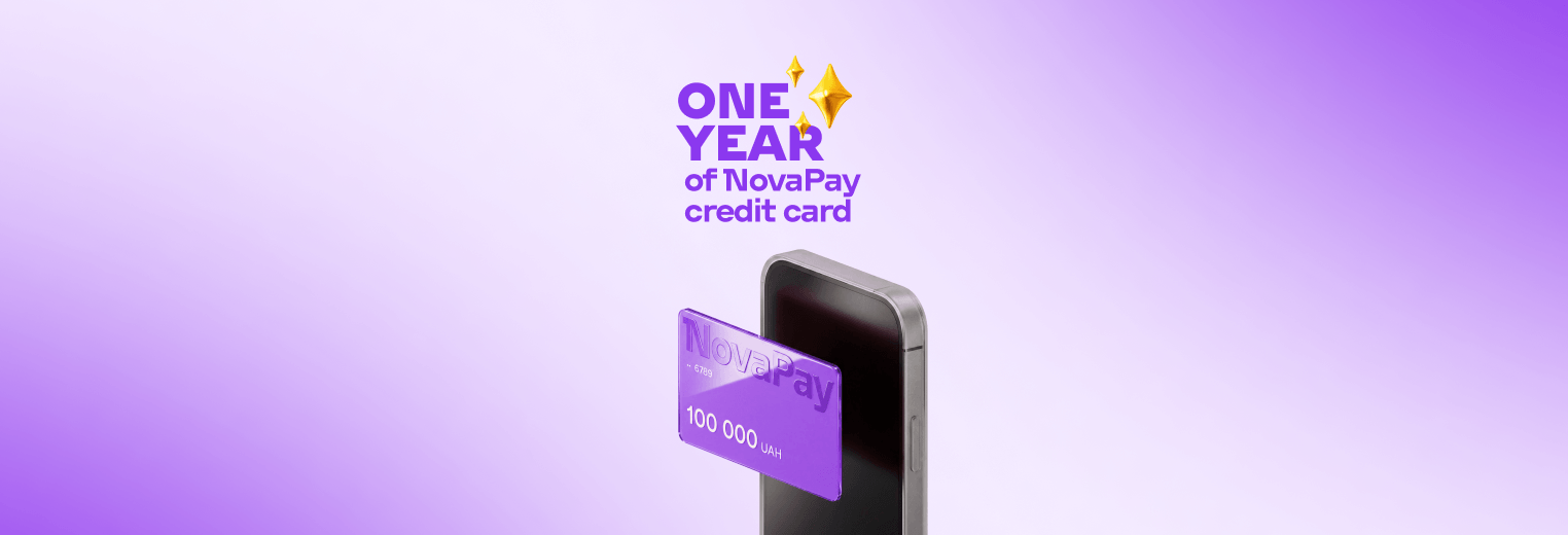 Кредитну картку NovaPay тримають перед смартфоном. Текст: 