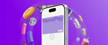 На екрані смартфона, на якому зображена картка NovaPay Visa, на фіолетовому тлі плавають повсякденні предмети, такі як їжа, напої та кросівки.