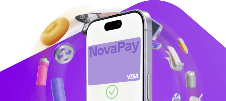 На екрані смартфона відображається віртуальна картка NovaPay Visa, оточена парячими предметами повсякденного вжитку, такими як пончик, олівець, пляшка з водою та ключі від автомобіля, — все це на фіолетово-білому тлі.